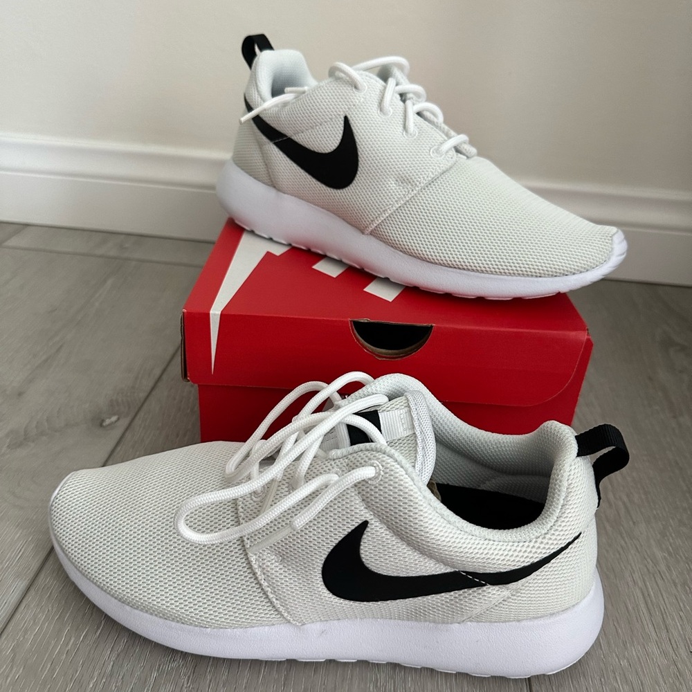 Nike Roshe One White and Black Box - Picture 2 of 6